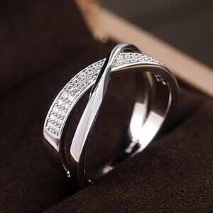 😍New with Tag (NWT) Trendy Dazzling 💎CZ Stone Ring for Women, F037